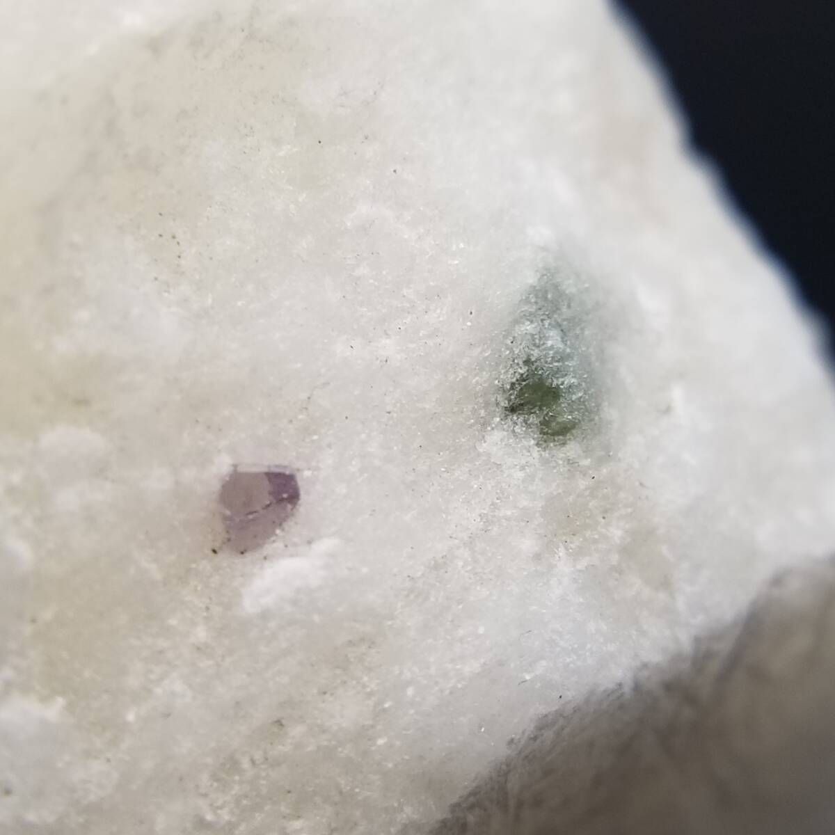 アフガニスタン産 パープル スキャポライト クリスタル 原石 母岩付き