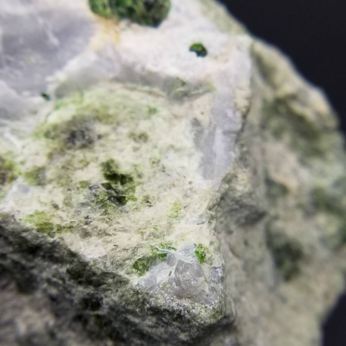 イラン産 デマントイドガーネット 鮮やかな緑 原石 結晶 天然 母岩付き