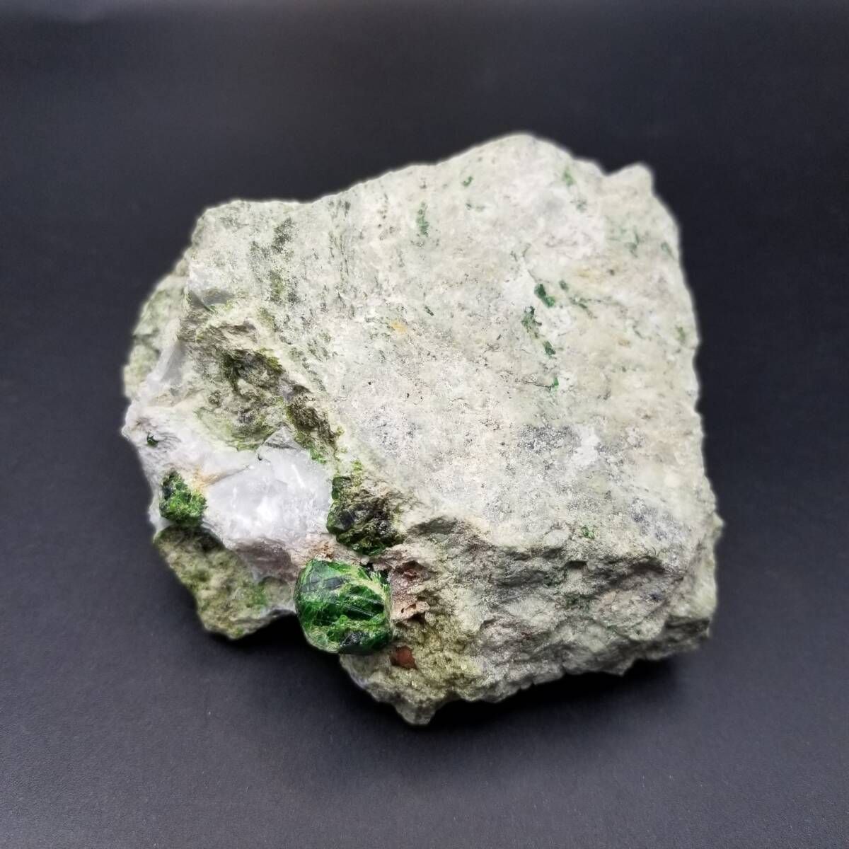 イラン産 デマントイドガーネット 鮮やかな緑 原石 結晶 天然 母岩付き