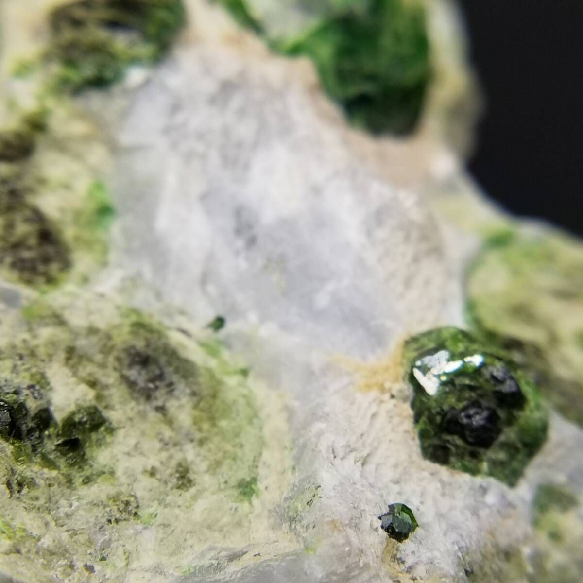 イラン産 デマントイドガーネット 鮮やかな緑 原石 結晶 天然 母岩付き