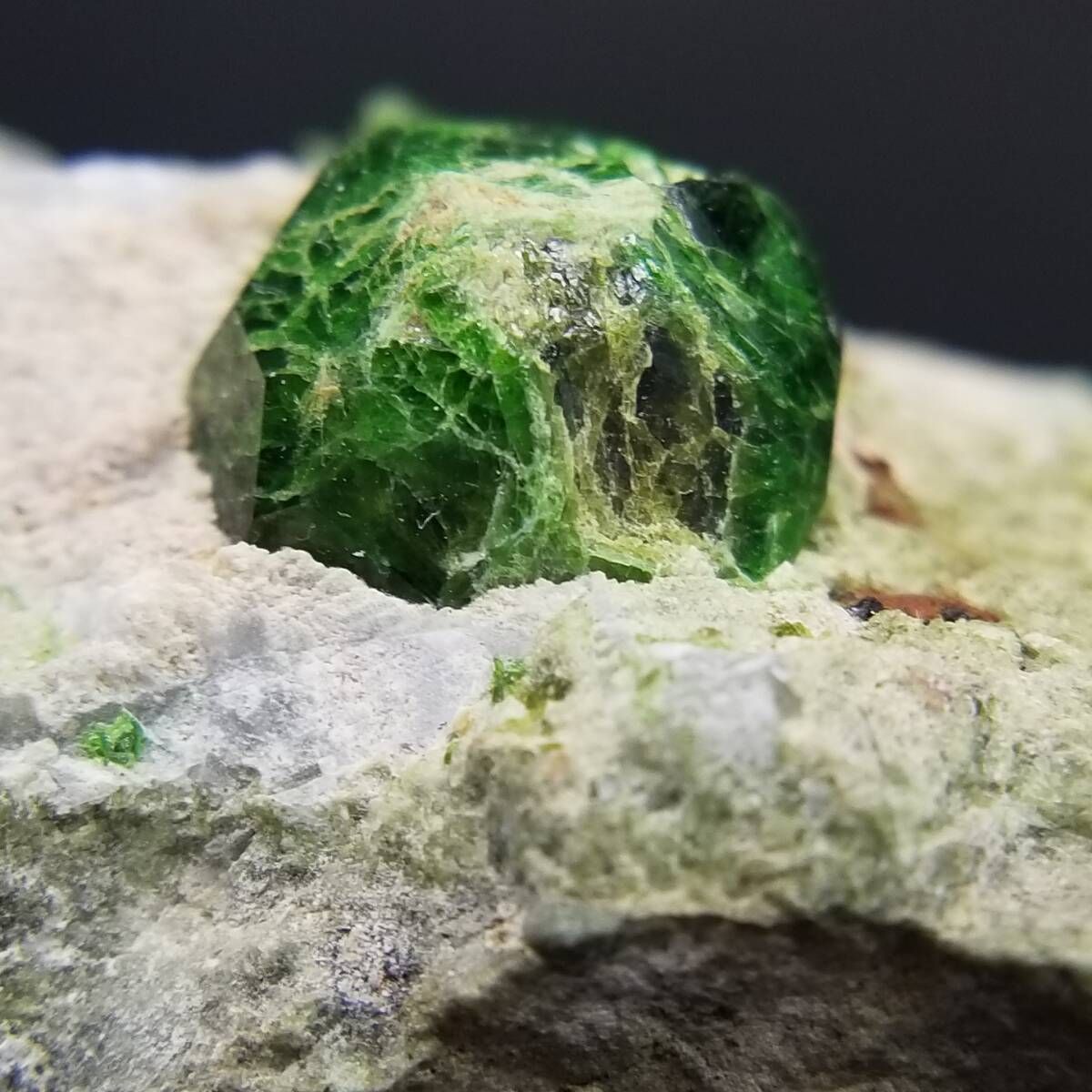 イラン産 デマントイドガーネット 鮮やかな緑 原石 結晶 天然 母岩付き