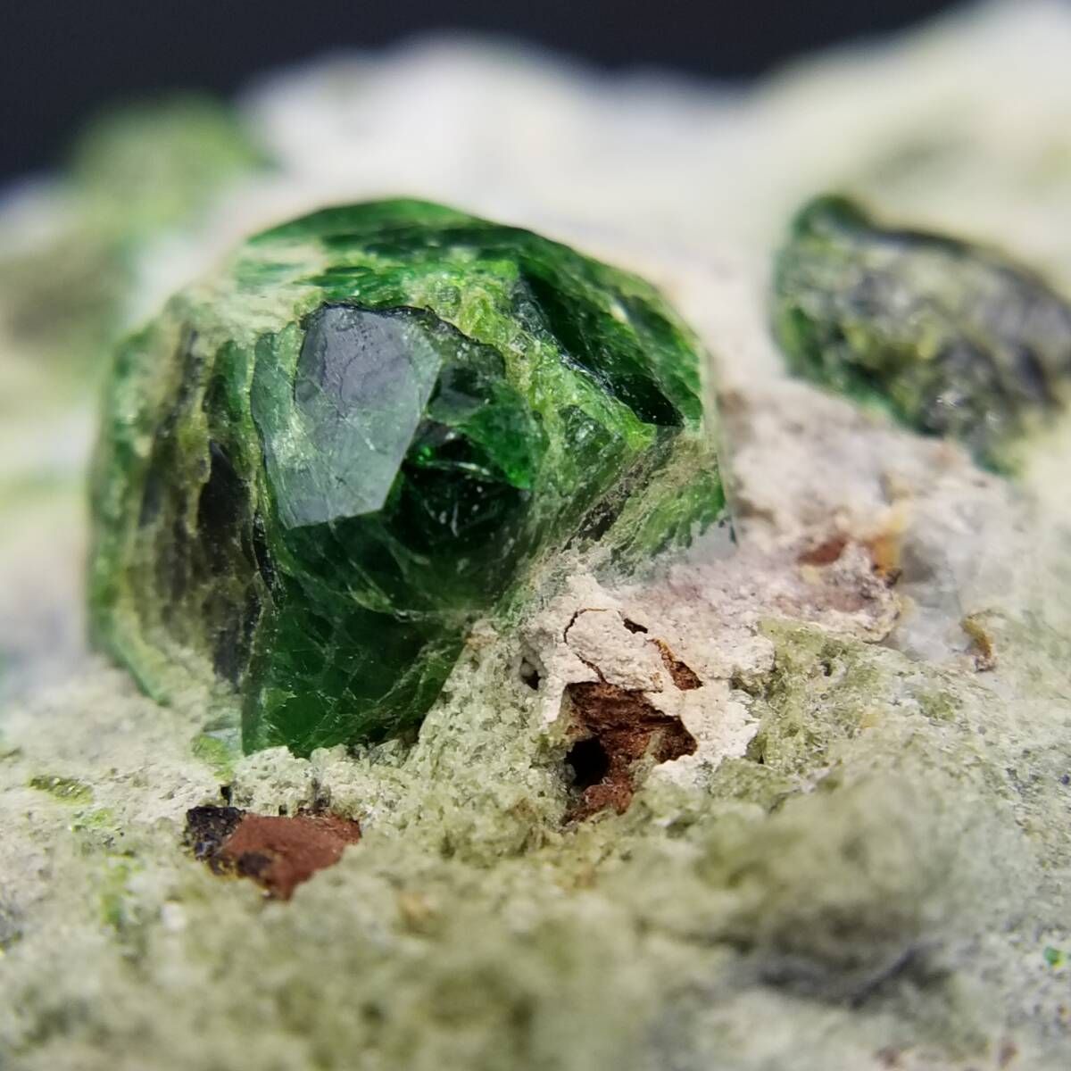 イラン産 デマントイドガーネット 鮮やかな緑 原石 結晶 天然 母岩付き