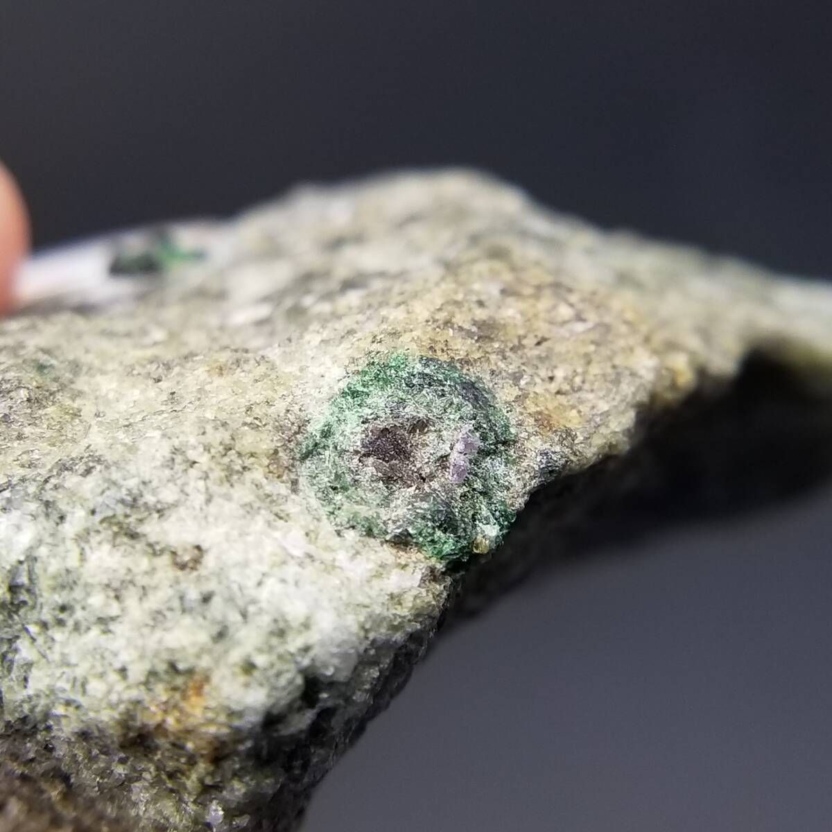 デマントイドガーネット 原石 結晶 天然 共生 鉱物 標本 鉱石 深緑 197