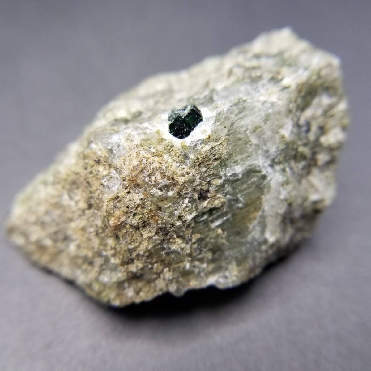 デマントイドガーネット 原石 結晶 天然 共生 鉱物 標本 鉱石 深緑 197