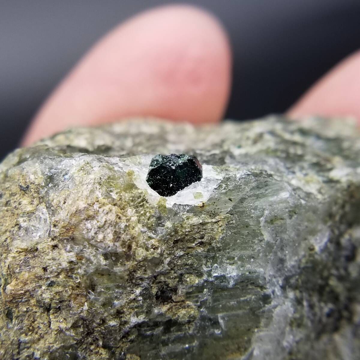 デマントイドガーネット 原石 結晶 天然 共生 鉱物 標本 鉱石 深緑 197