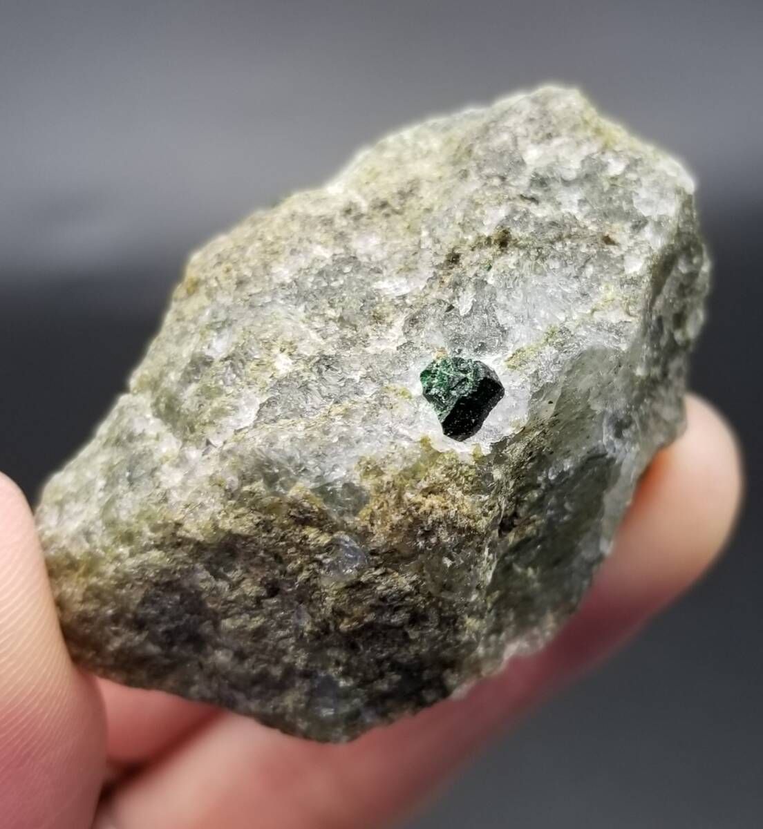 デマントイドガーネット 原石 結晶 天然 共生 鉱物 標本 鉱石 深緑 197