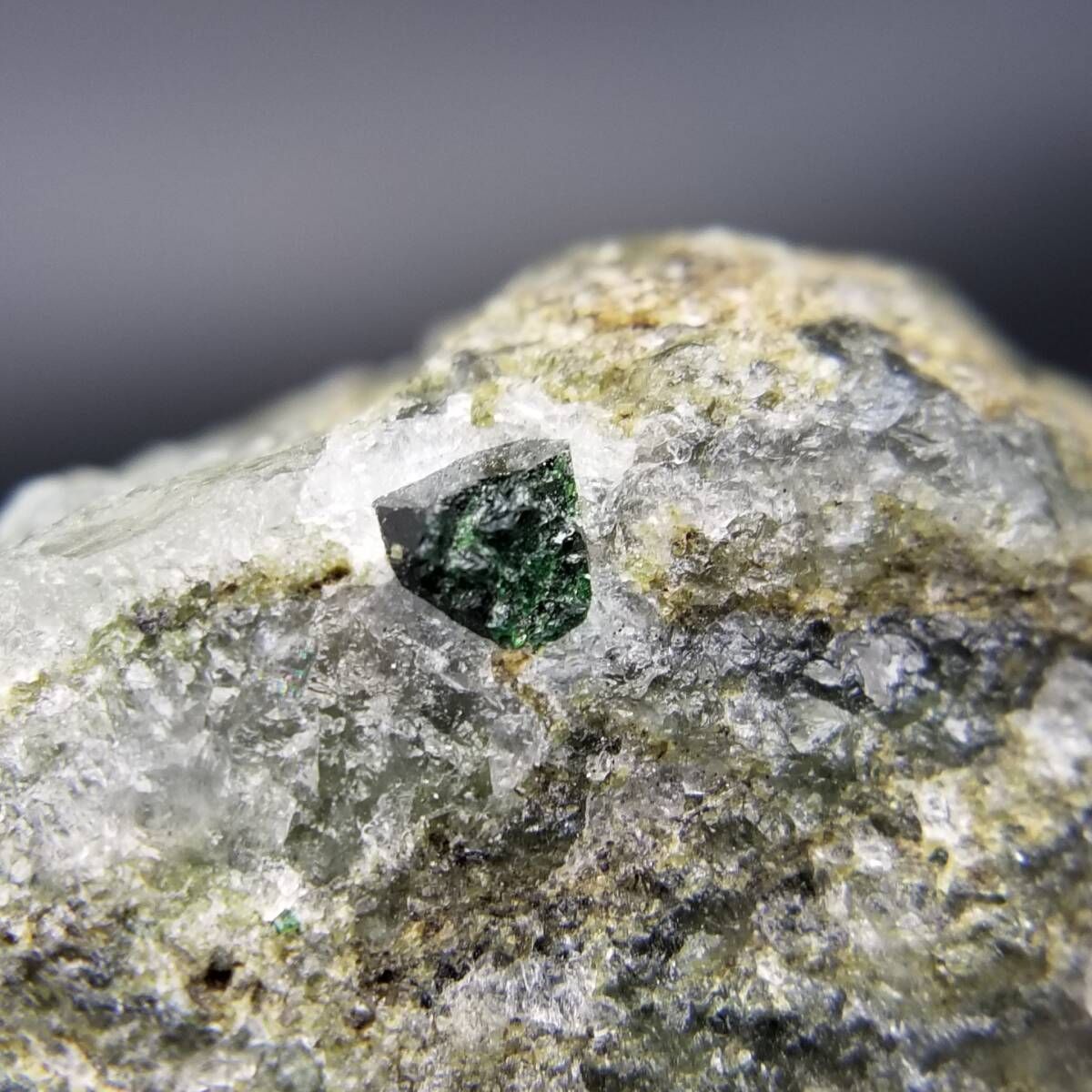 デマントイドガーネット イラン産 / 天然石 原石 鉱物標本 デマントイドガーネット 原石 結晶 天然 共生 鉱物 標本 鉱石 深緑 197