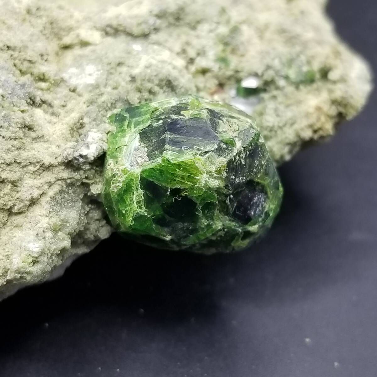 イラン産 デマントイドガーネット 鮮やか 深緑 原石 結晶 天然 母岩