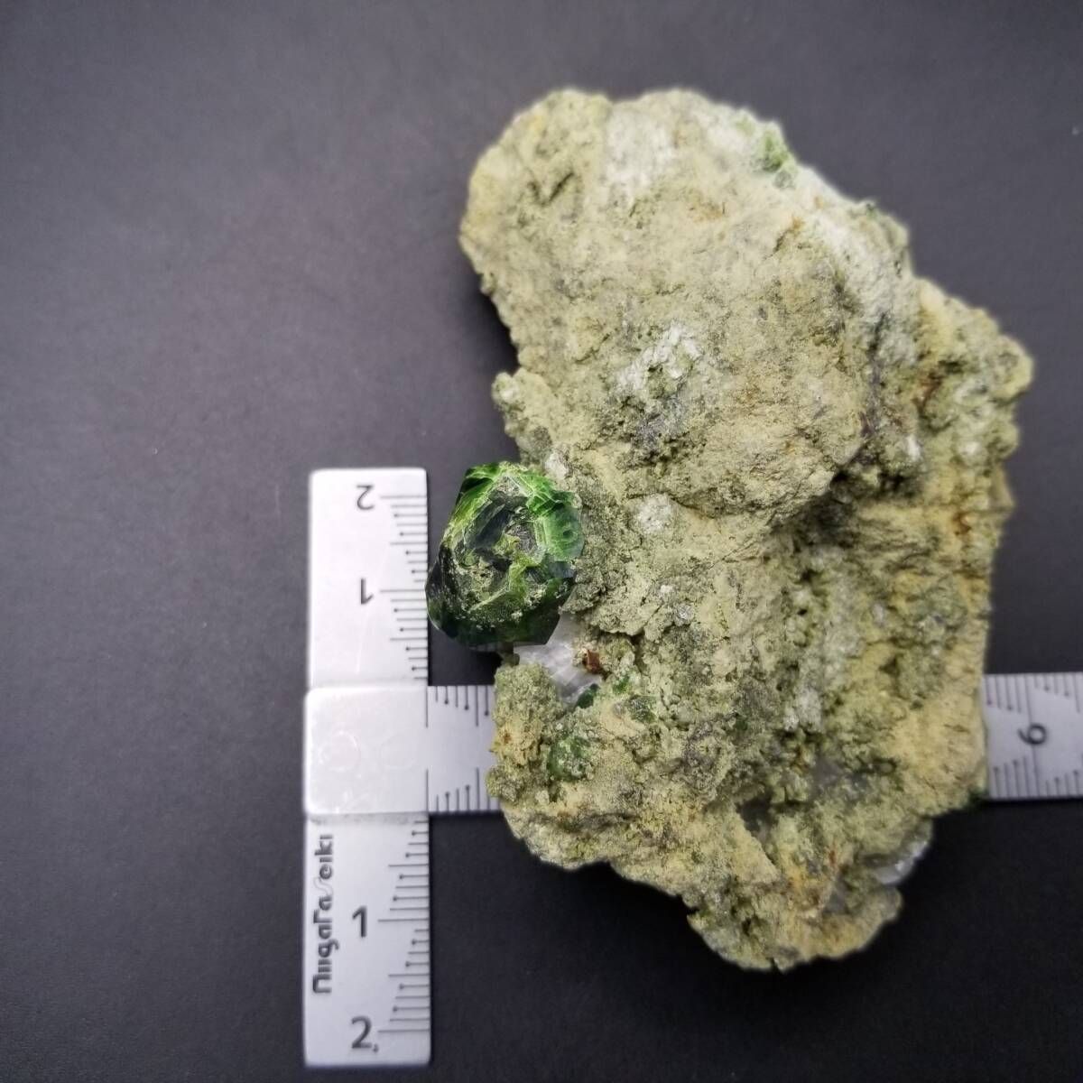 イラン産 デマントイドガーネット 鮮やか 深緑 原石 結晶 天然 母岩