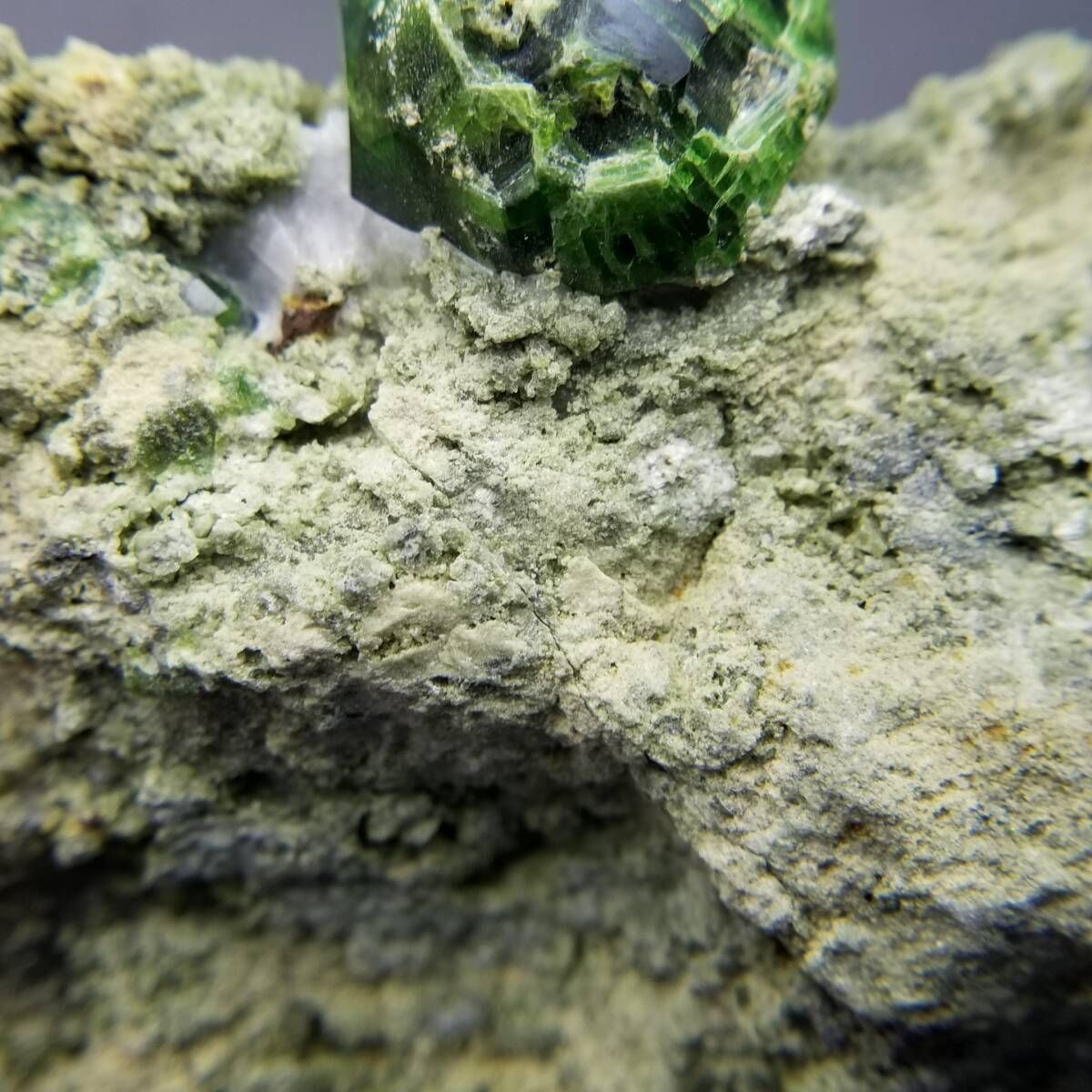 イラン産 デマントイドガーネット 鮮やか 深緑 原石 結晶 天然 母岩