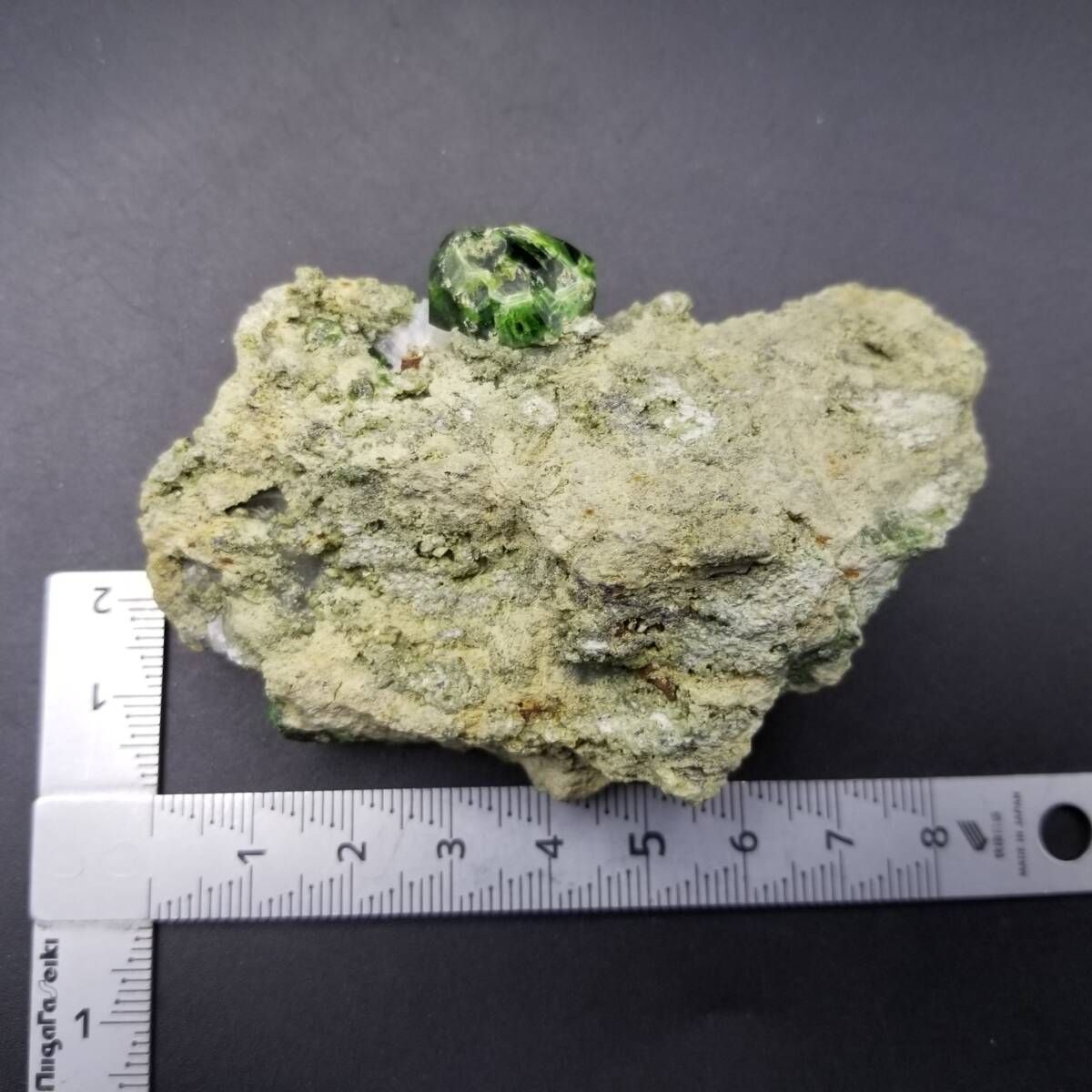 イラン産 デマントイドガーネット 鮮やか 深緑 原石 結晶 天然 母岩