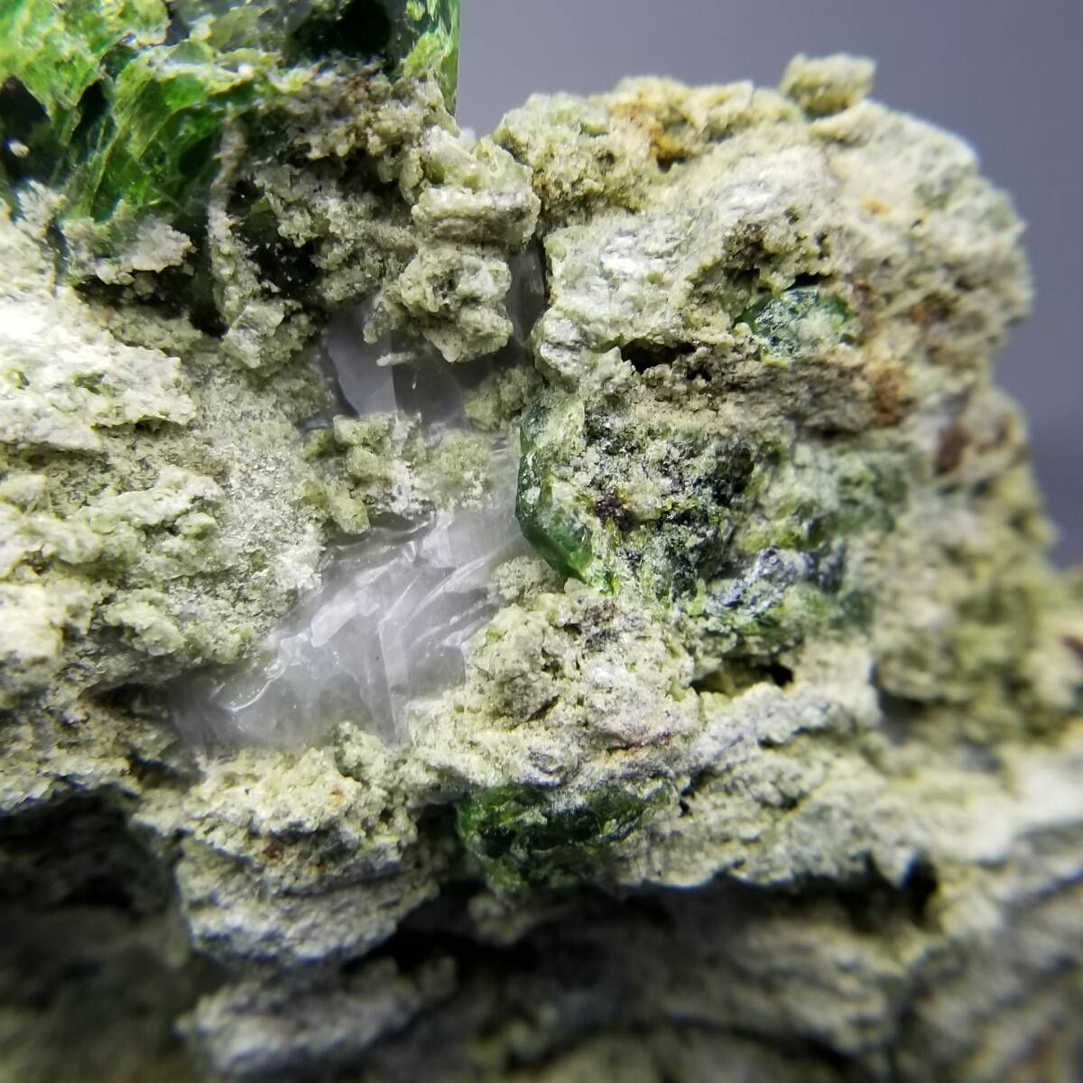 イラン産 デマントイドガーネット 鮮やか 深緑 原石 結晶 天然 母岩