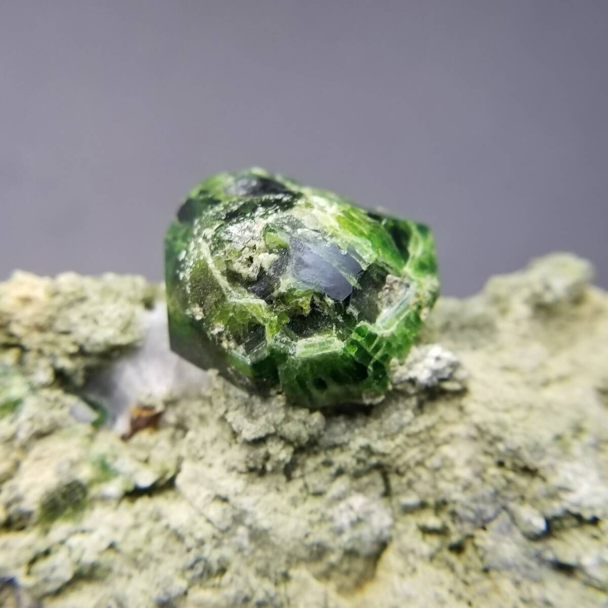 イラン産 デマントイドガーネット 鮮やか 深緑 原石 結晶 天然 母岩