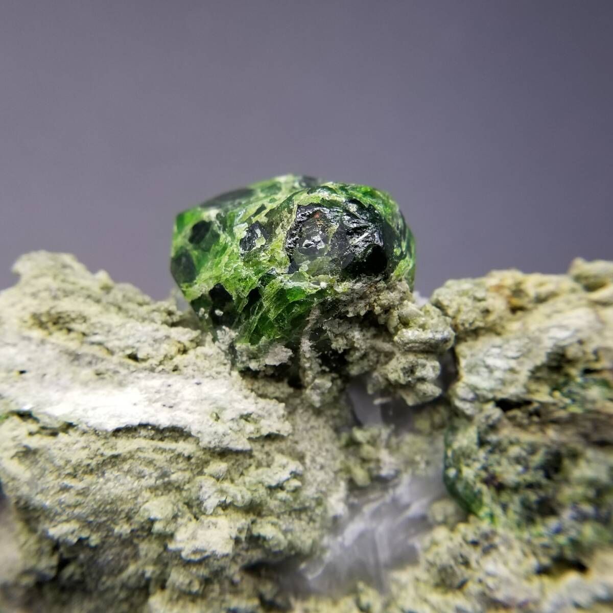 イラン産 デマントイドガーネット 鮮やか 深緑 原石 結晶 天然 母岩