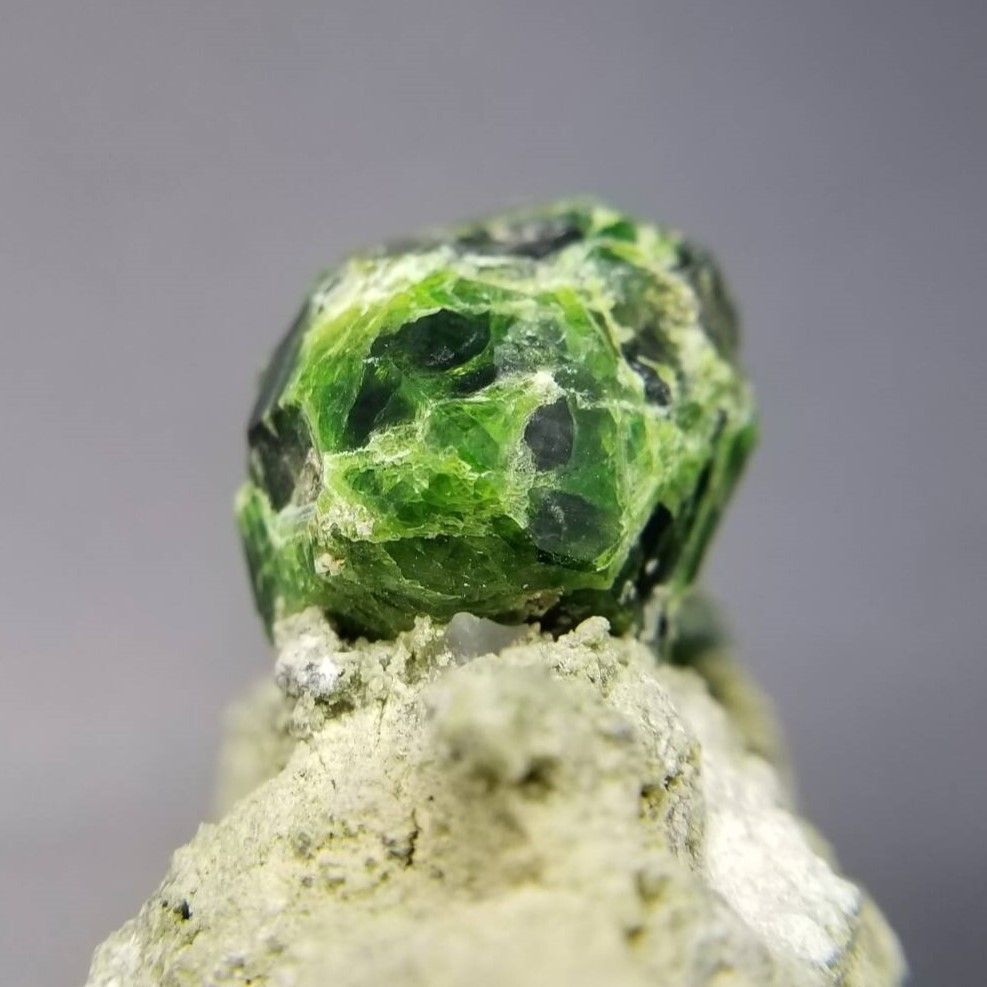 イラン産 デマントイドガーネット 鮮やか 深緑 原石 結晶 天然 母岩