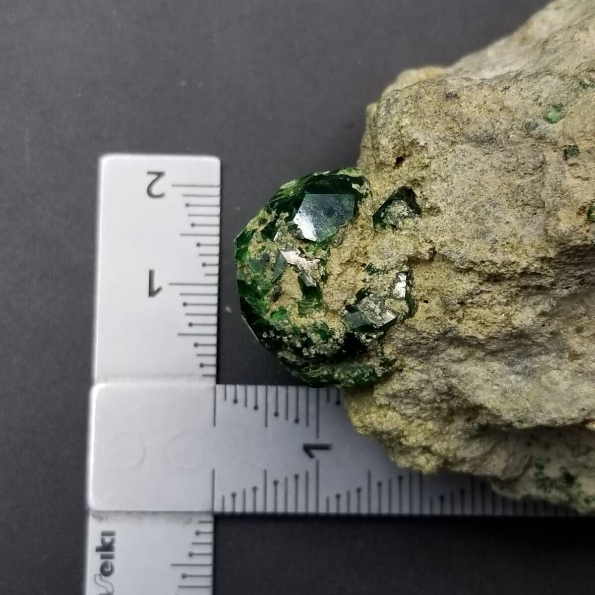 イラン産 デマントイドガーネット 鮮やか 深緑 原石 結晶 天然 母岩