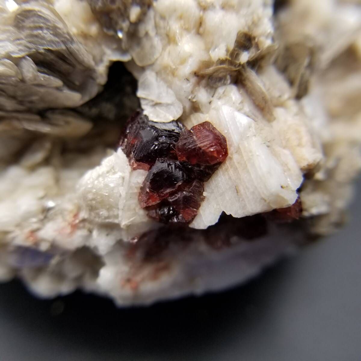 パキスタン産 スペサルティンガーネット 雲母 深赤 原石 母岩付き 結晶