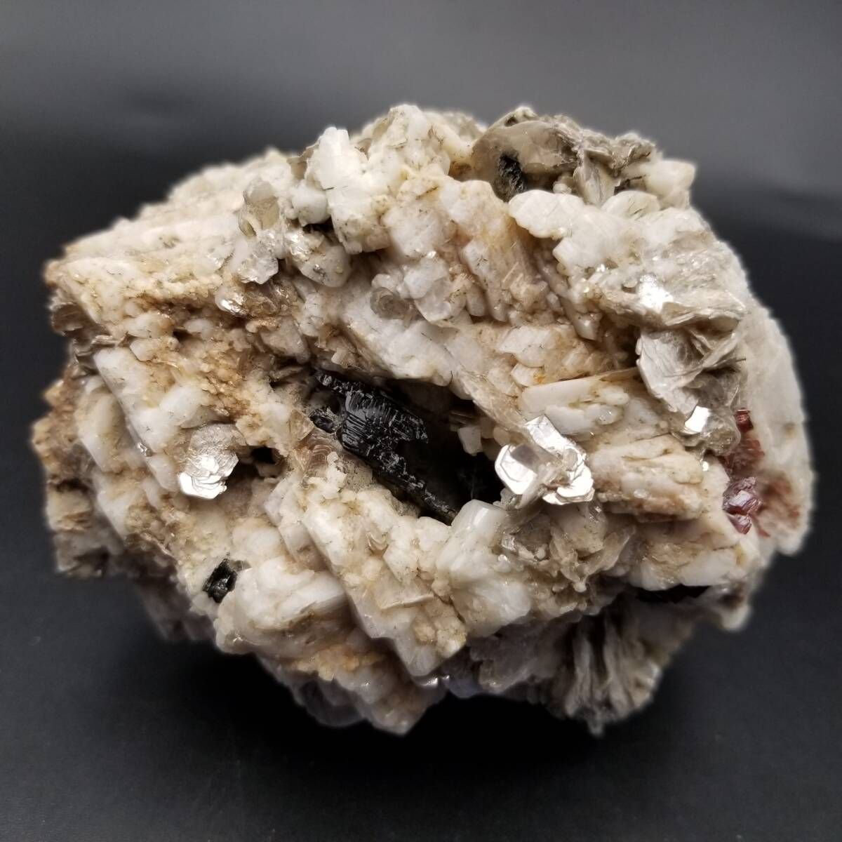 16g　スペサルタイト　煙水晶　母岩付き　共生鉱物　鉱物標本　ガーネット　水晶 パキスタン産 スペサルティンガーネット 雲母 深赤 原石 母岩付き 結晶