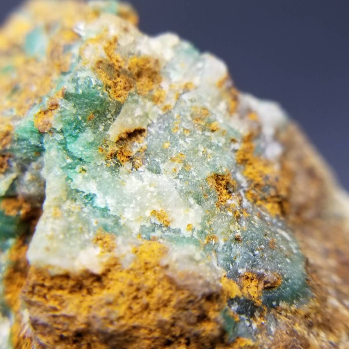 アフガニスタン産 エメラルド 原石 母岩付き 結晶 天然 共生 鉱物 標本