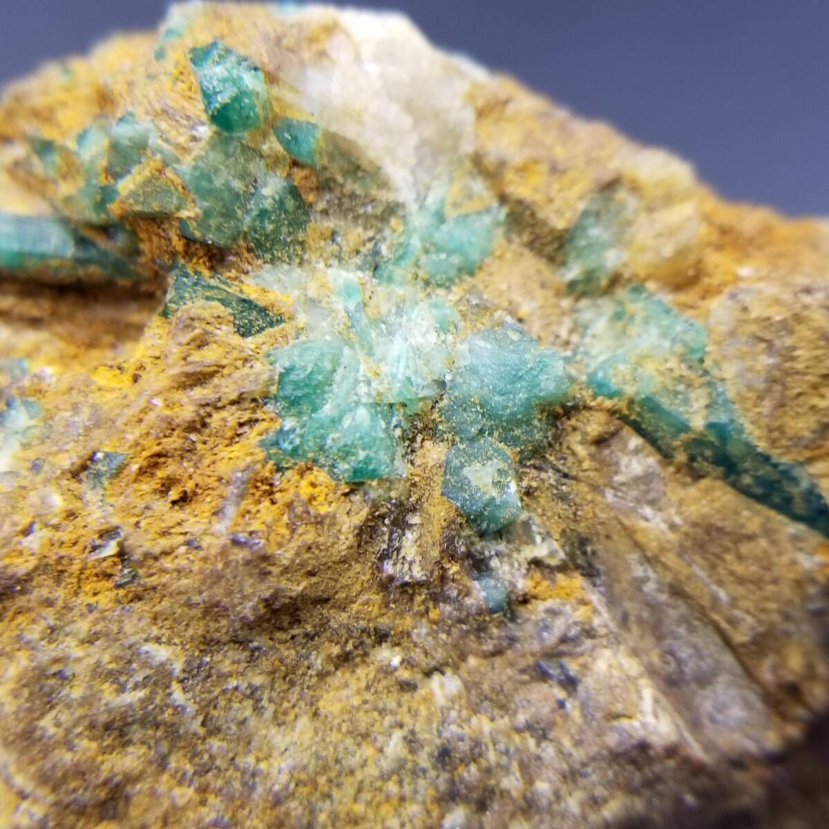 アフガニスタン産 エメラルド 原石 母岩付き 結晶 天然 共生 鉱物 標本