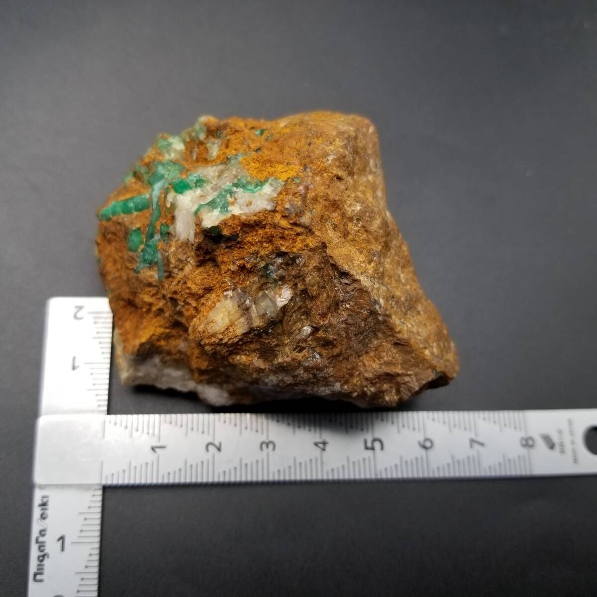 希少⭐️エメラルド原石⭐️金運UPに アフガニスタン産 エメラルド 原石 母岩付き 結晶 天然 共生 鉱物 標本