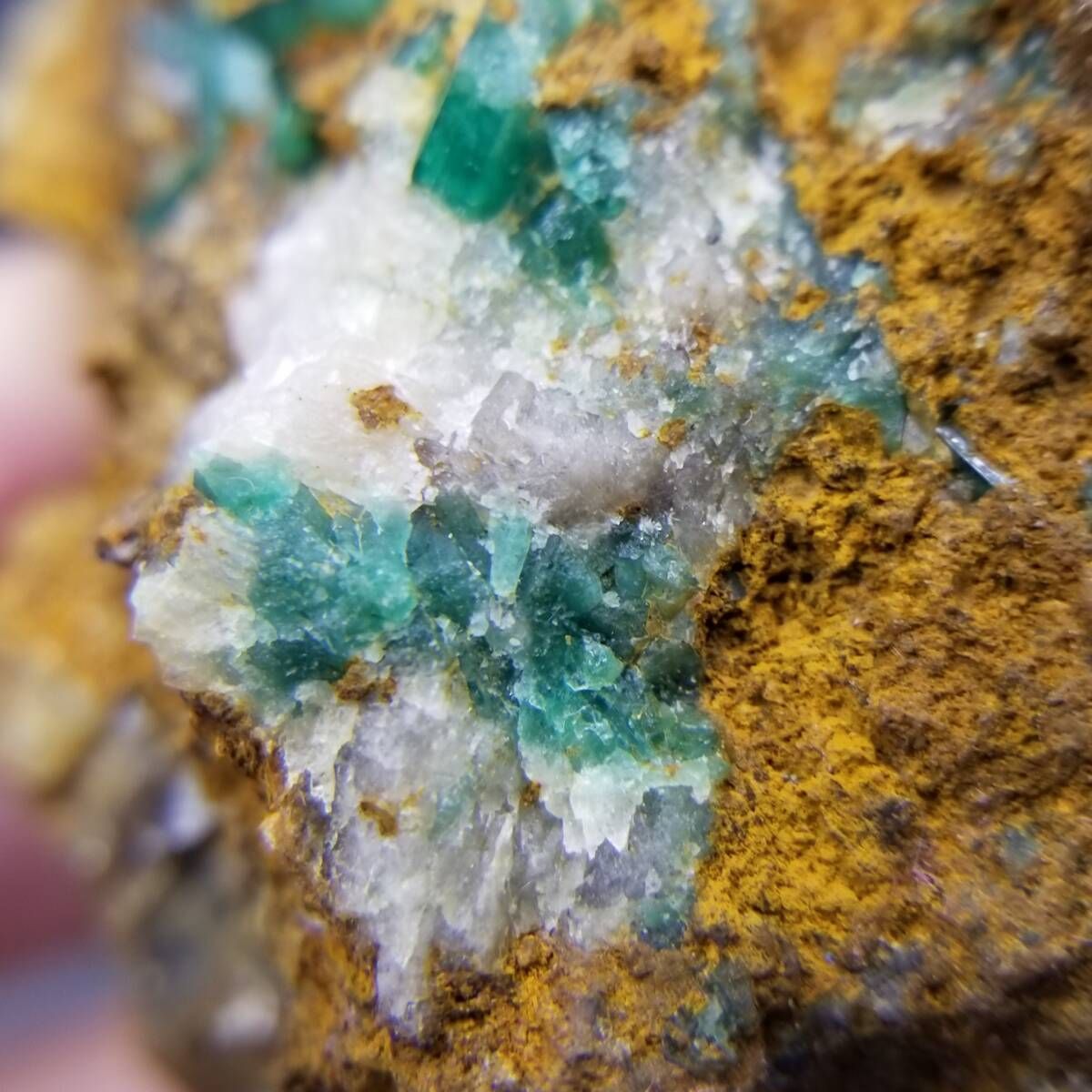 アフガニスタン産 エメラルド 原石 母岩付き 結晶 天然 共生 鉱物 標本