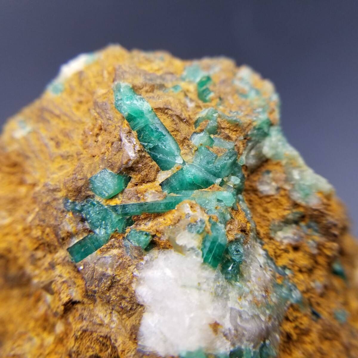 アフガニスタン産 エメラルド 原石 母岩付き 結晶 天然 共生 鉱物 標本