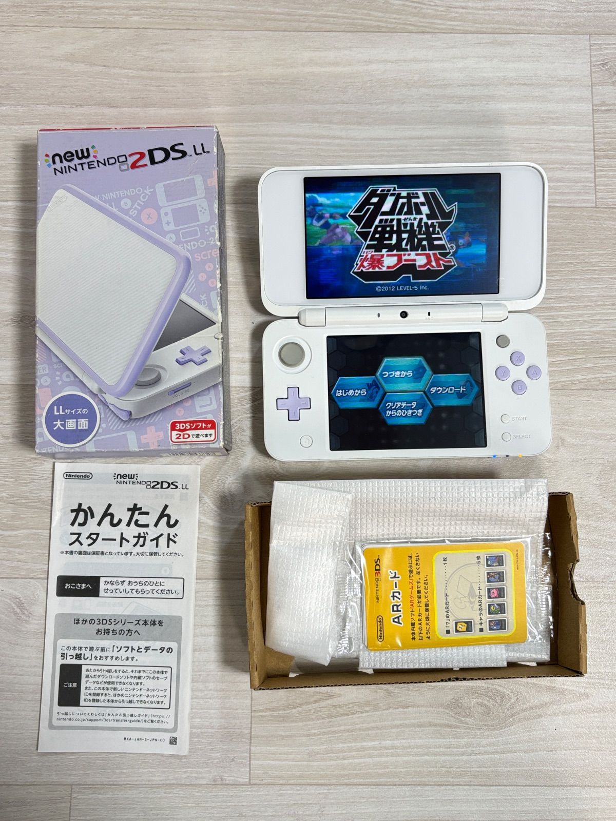 箱・ガイド・ARカード付き Newニンテンドー2DSLL 本体 ブラック×ライム 
