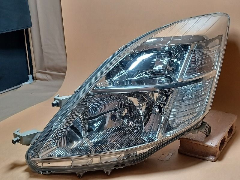 車 コーティング済 アイシス ANM15G 左ヘッドランプ・ヘッドライト L 