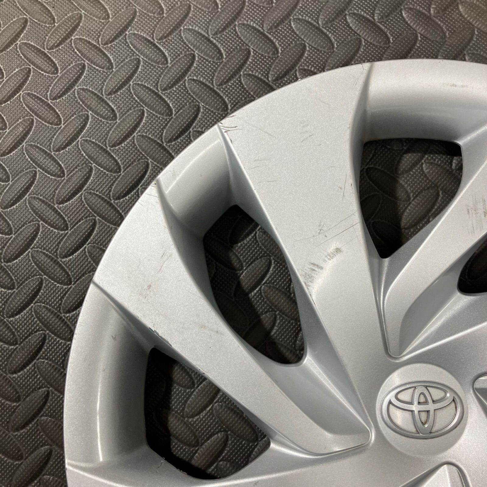 トヨタ ヤリス ホイールキャップ ホイールカバー 純正 中古部品【1341E 