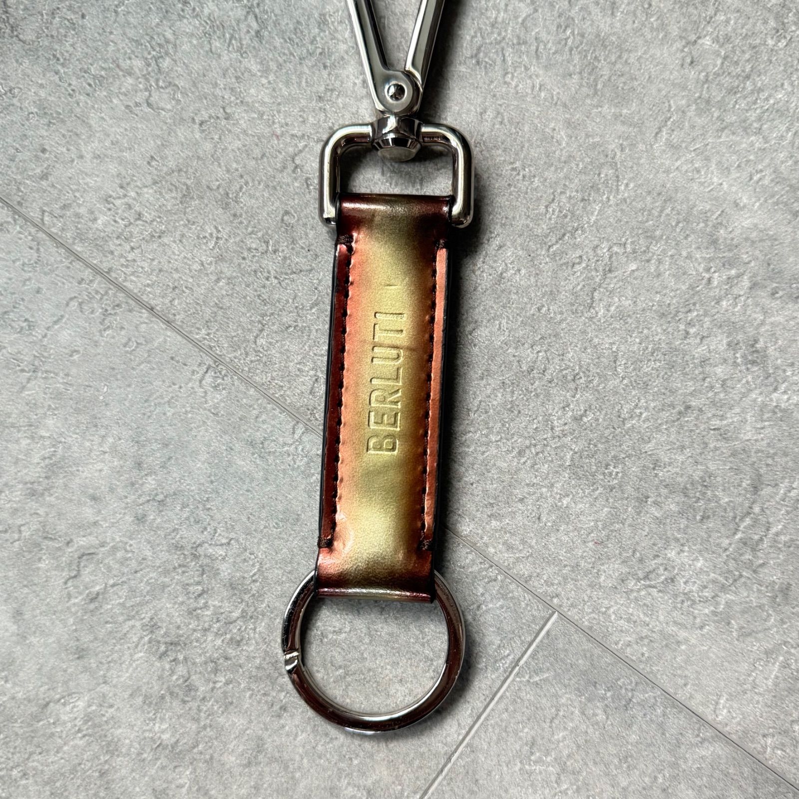 美品 BERLUTI ベルルッティ ロゴ パテントレザー キーホルダー