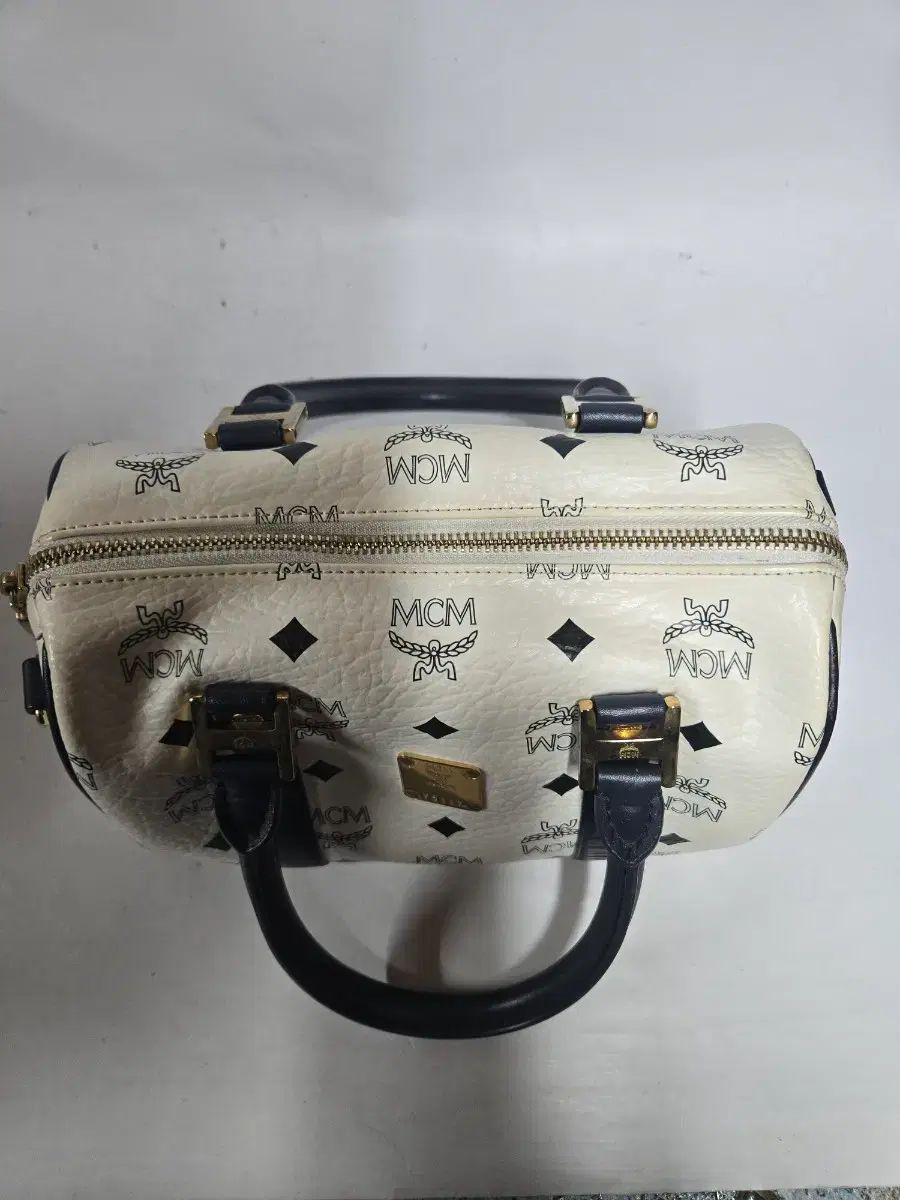 【中古】MCM 大型ボストンバッグ ショルダーストラップ欠品 MCM 白 ロゴ ボストンバッグ トートバッグ ストラップX - メルカリ