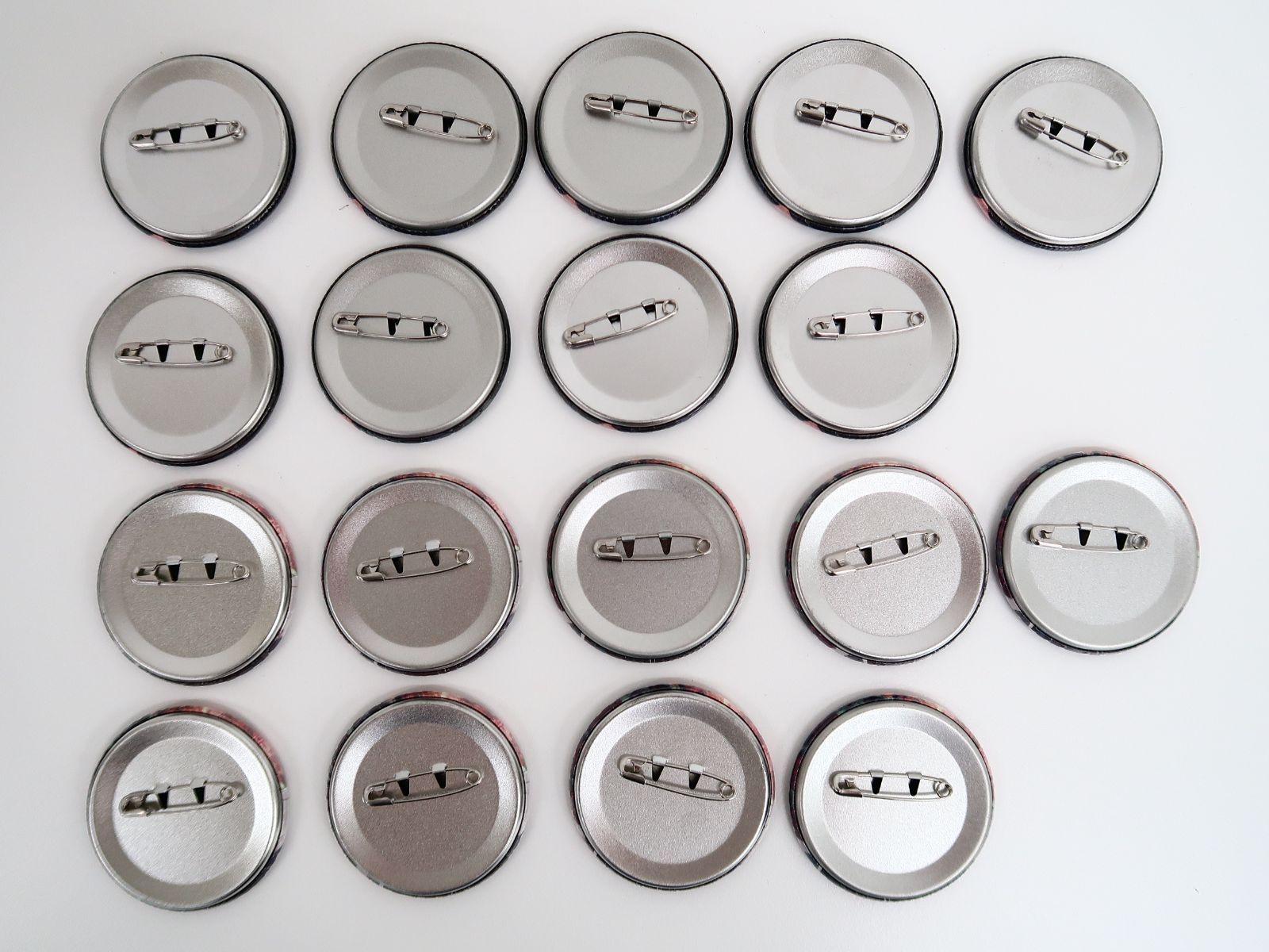 18個 にじさんじ 葛葉 箔押し缶バッジ ChroNoiR 6th ANNIVERSARY