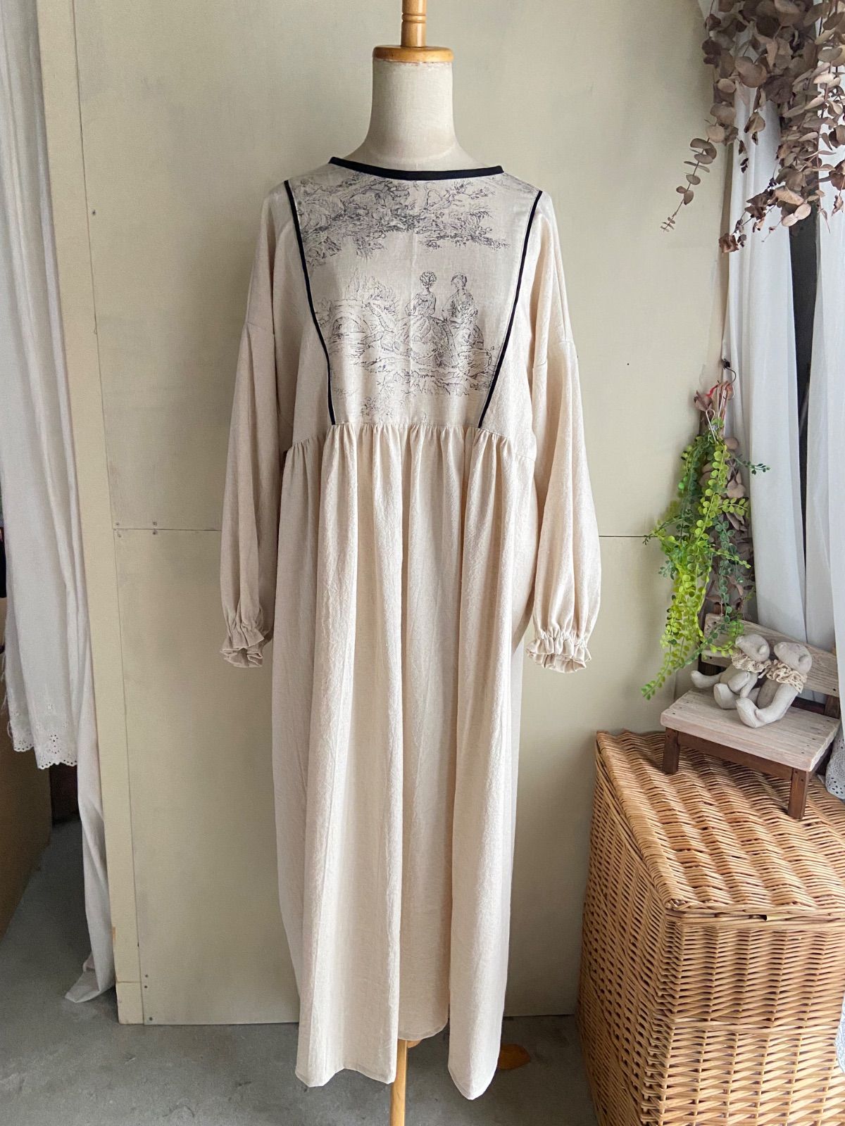 リネンブラウスとYUWA