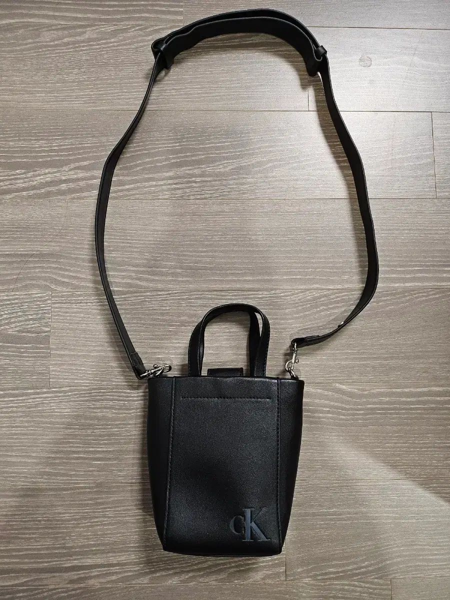 Calvin Klein ブラック ミニ クロスバック 【公式通販】