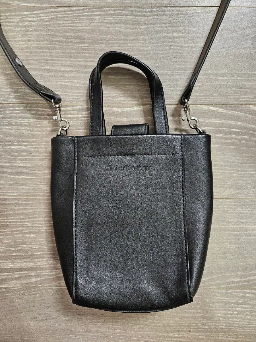 Calvin Klein ブラック ミニ クロスバック 【公式通販】