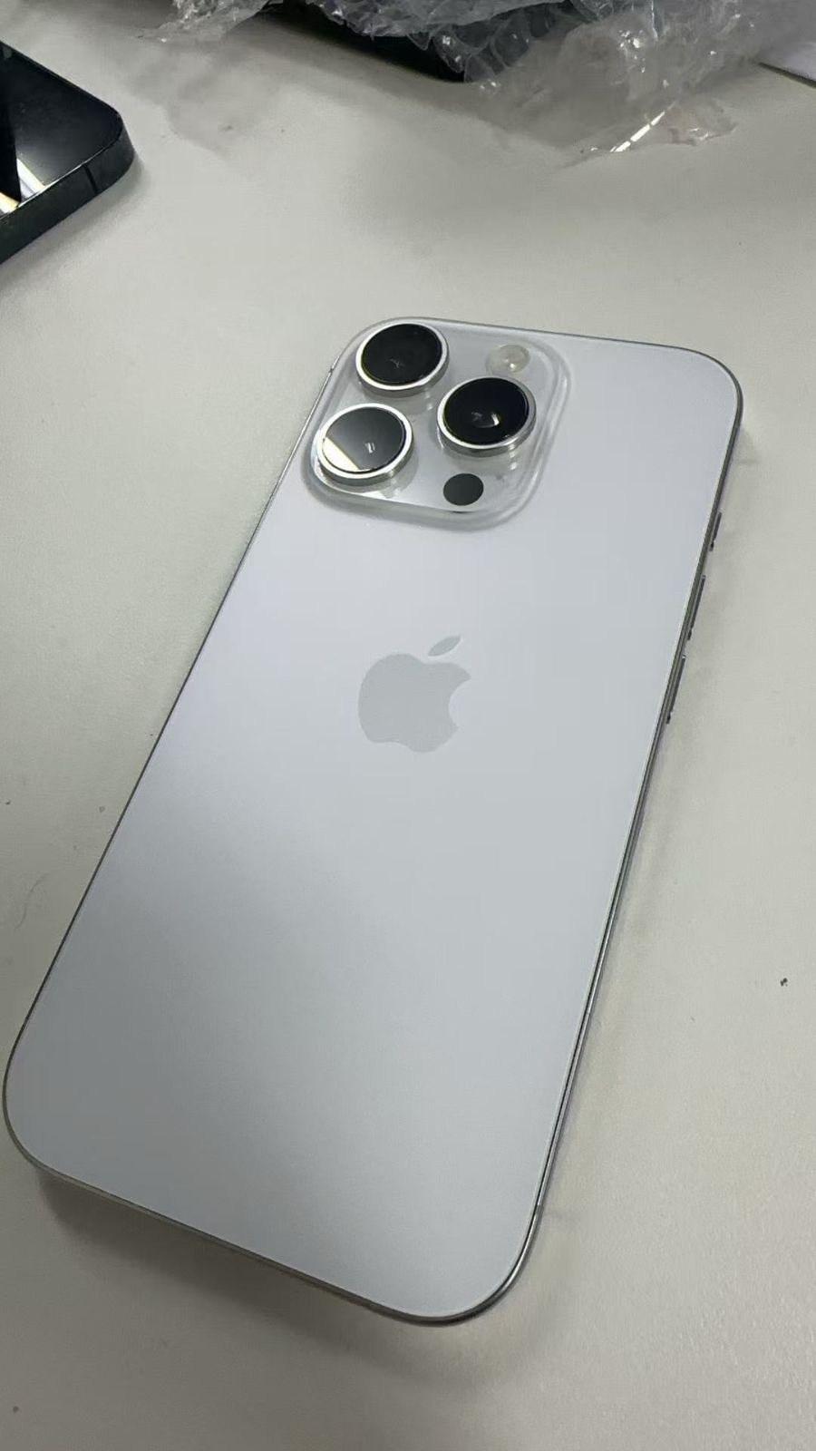 液晶訳ありiphone 16 pro 256GB ソフトバンク版 SIMフリー K49 スマホ