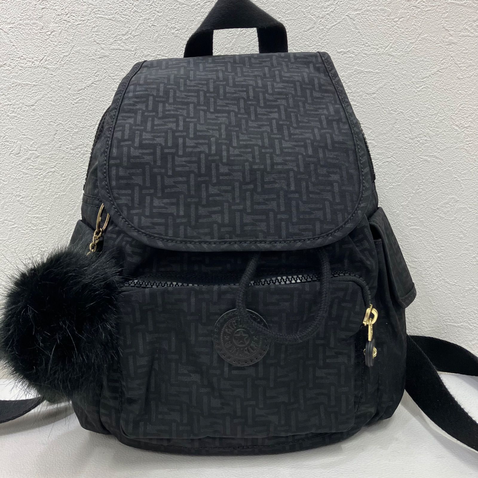 7964 KIPLING kipling キプリング シグネチャーエンボス リュック 