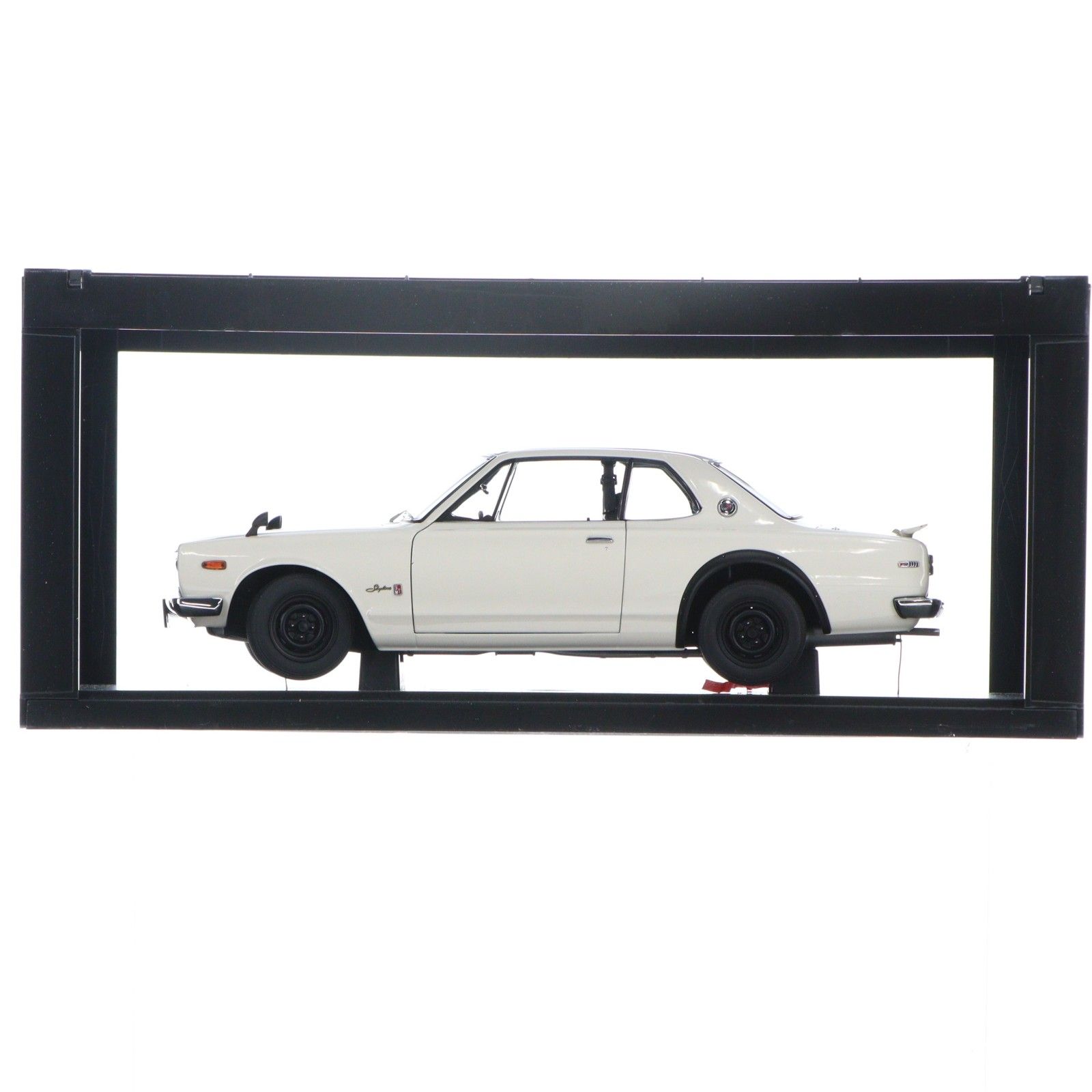 1/18 日産 スカイライン HT 2000 GT-R(KPGC10) ホワイト 完成品