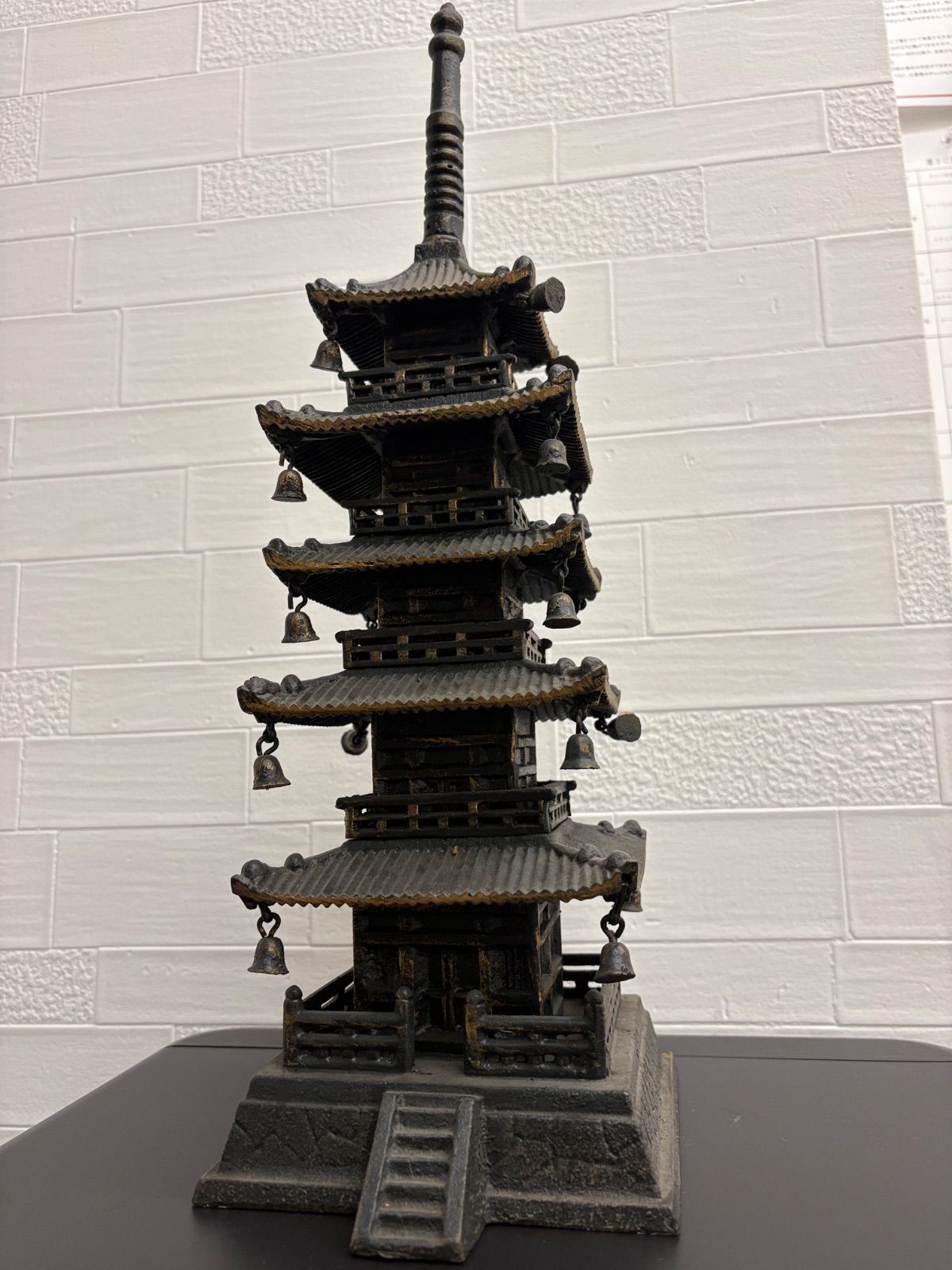 昭和レトロ 五重塔 鉄製 金属工芸 置物 オブジェ 古道具 ビンテージ 昭和レトロな鉄製の五重塔の置物（金属工芸品） - メルカリ