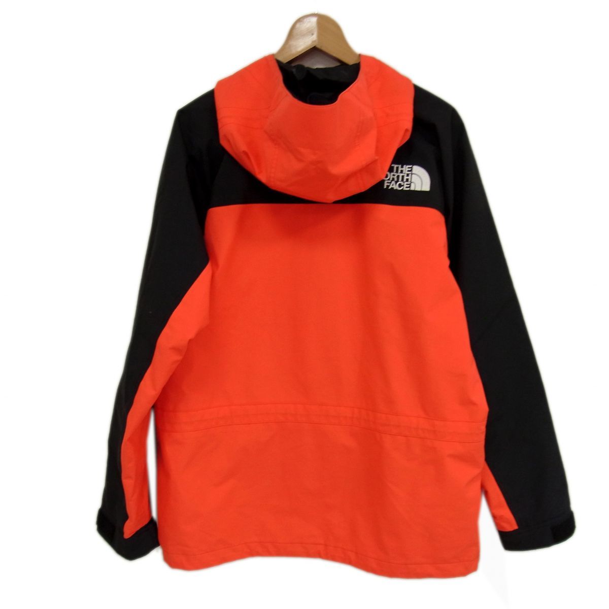 廃盤レア色 ノースフェイス マウンテンライトジャケット オレンジ NP11834 THE NORTH FACEより”MOUNTAIN LIGHT JACKET”のフレッシュなカラーが
