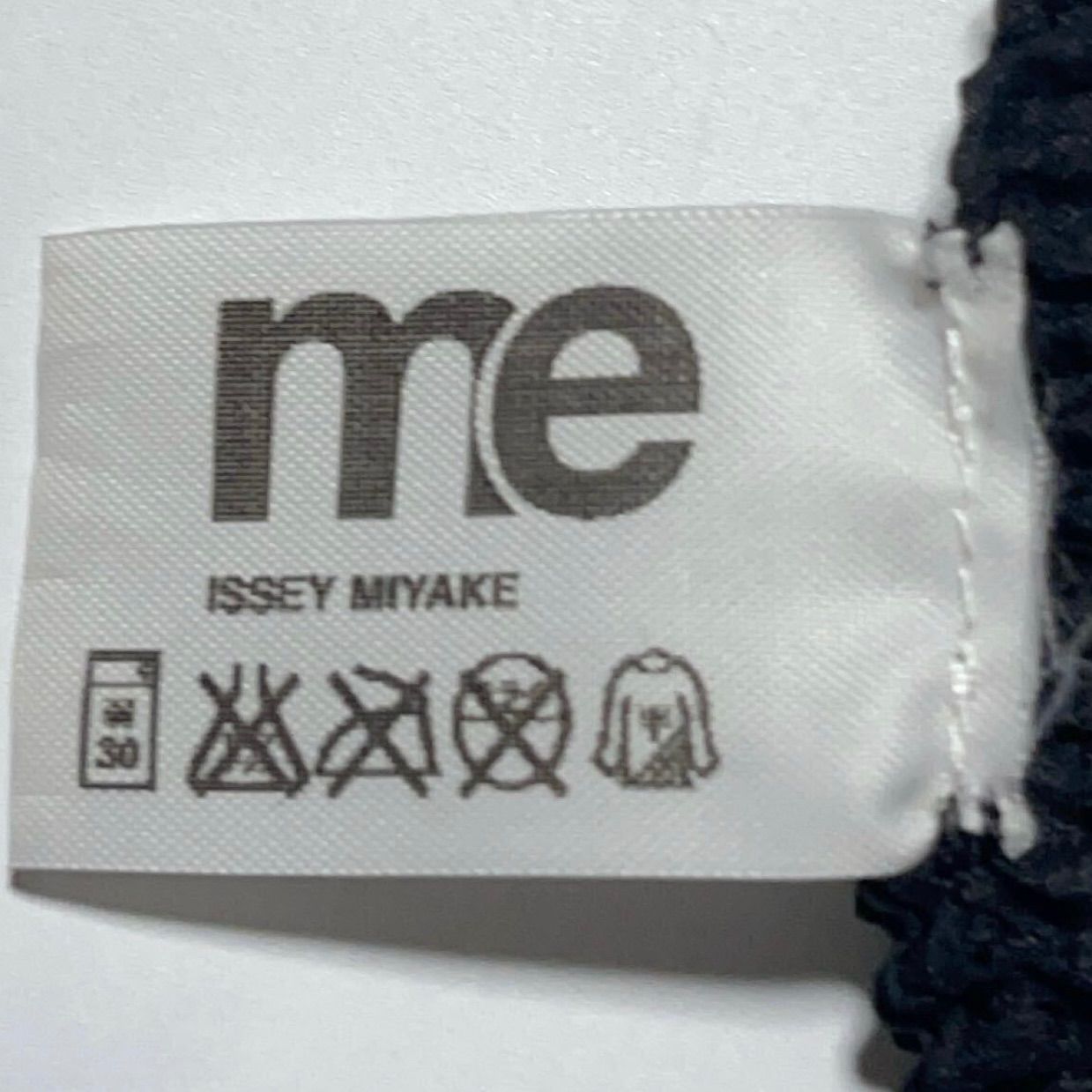 美品 me ISSEY MIYAKE ミー イッセイミヤケ ブラック 黒 黒色