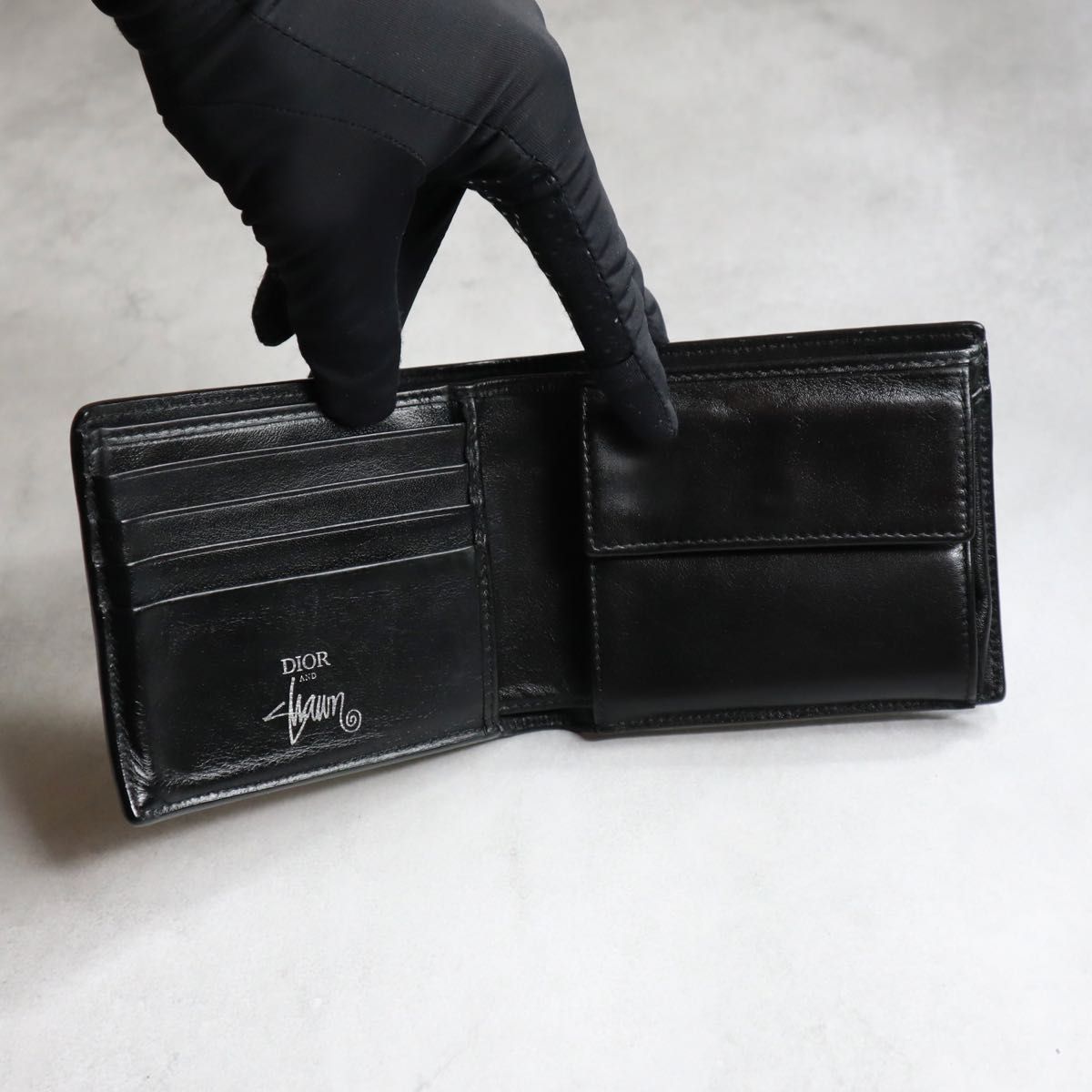 Dior x Shawn Stussy ニつ折り財布 コラボ ✨超美品✨Dior × stussy コラボ 二つ折り財布 シボ革 デカロゴ 黒
