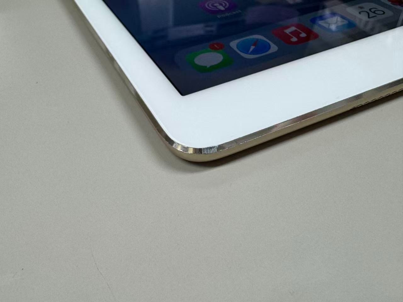 iPad Air(第2世代) 64GB ゴール 訳アリ - メルカリ