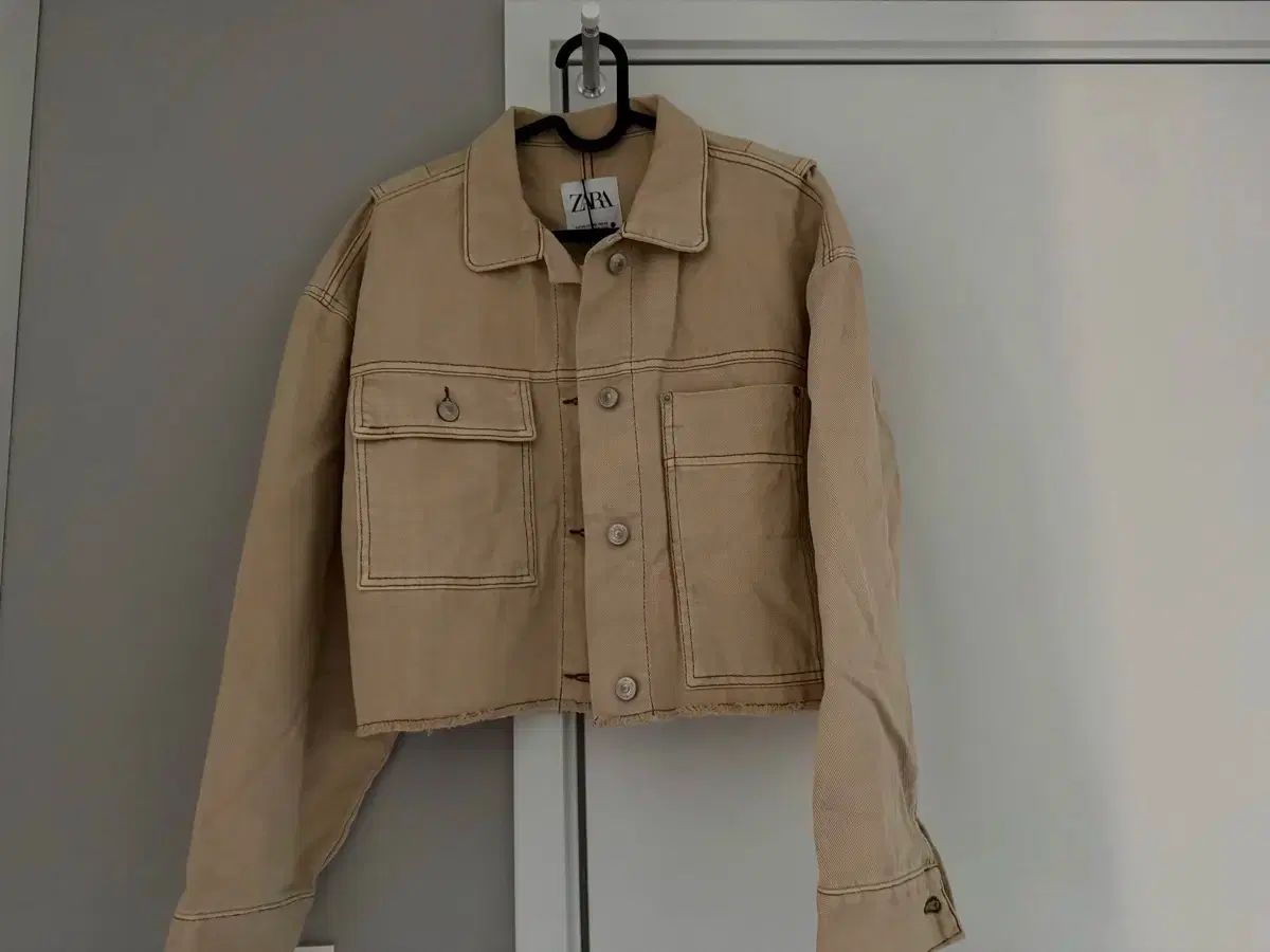 ザラ ベージュ クロップド デニムジャケット ZARAのデニムジャケットが 