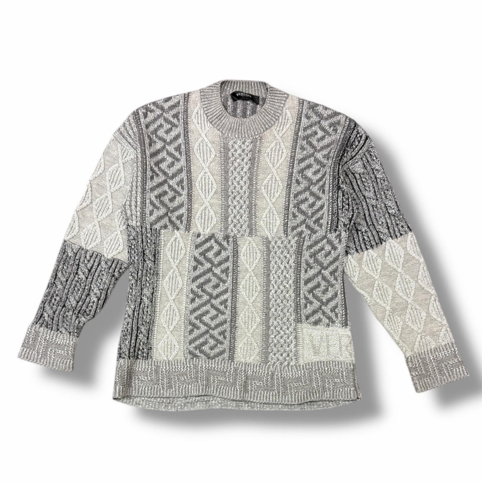 【未使用に近い】Versace ヴェルサーチ　ニット　セーター ほぼ未使用 VERSACE メデューサ 刺繍ロゴ ニット セーター