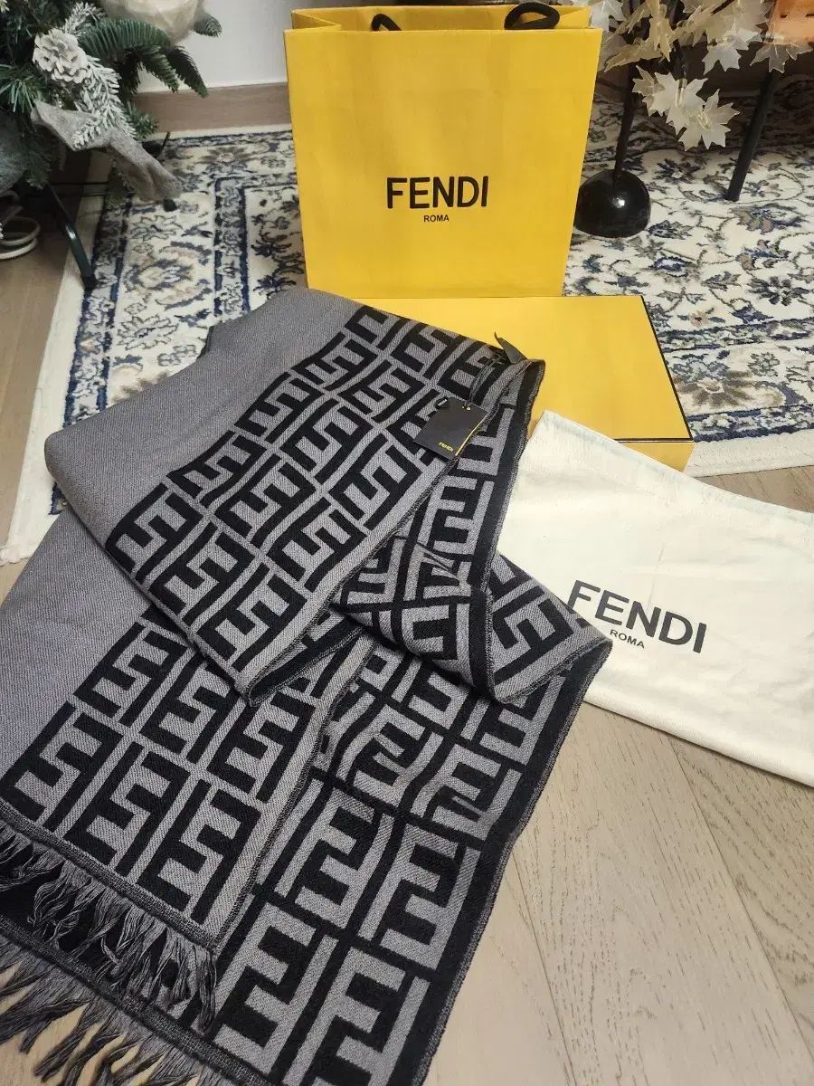 新品)フェンディ リバーシブル ウール100%マフラー - メルカリ