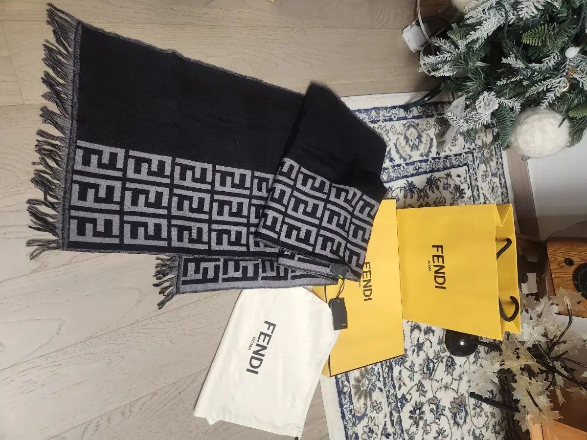 FENDIマフラー　wool100パーセント　リバーシブル FENDIマフラー wool100パーセント リバーシブル