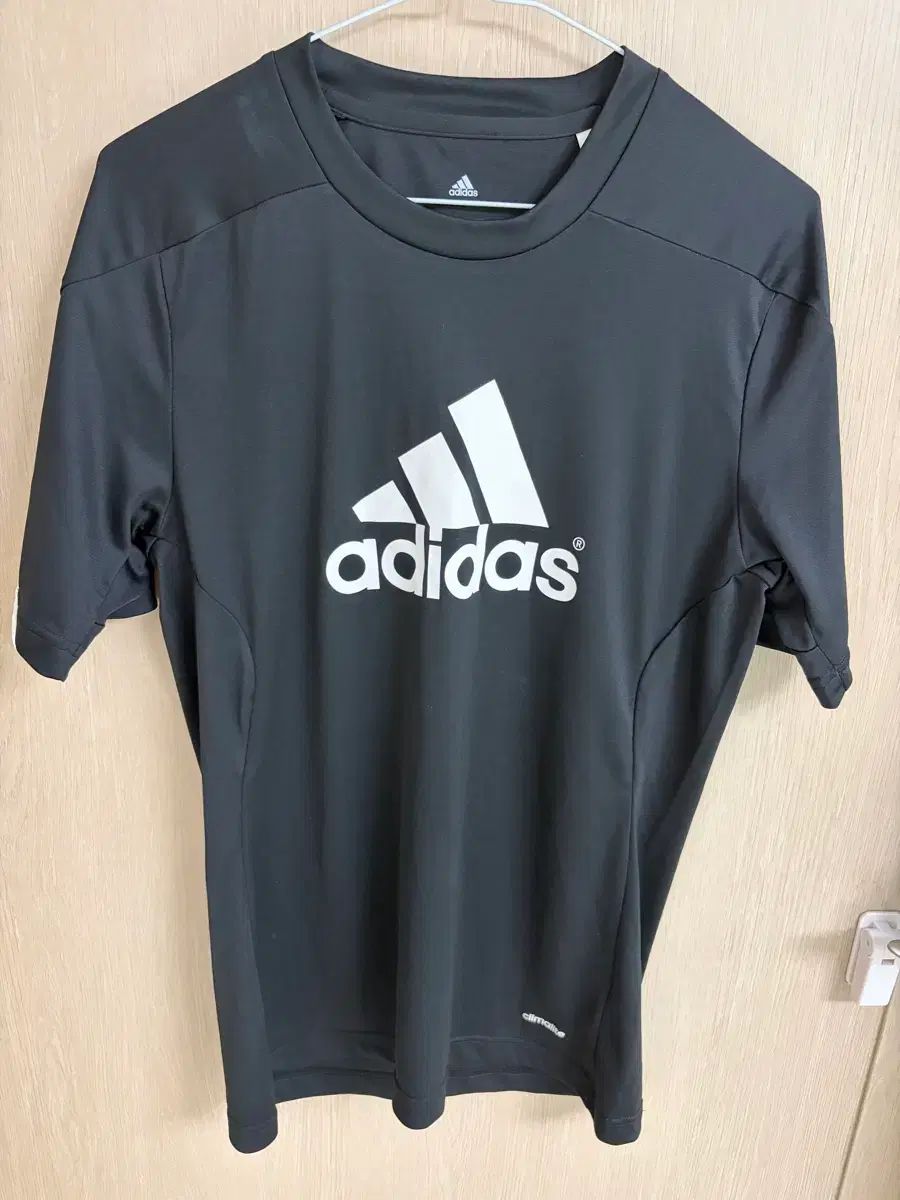 アディダス 黒色 半袖 Tシャツ