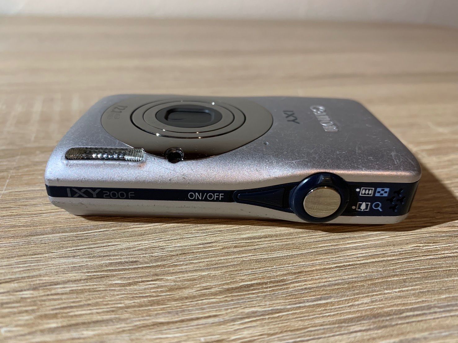 11ABM036 Canon IXY200F シルバー　デジカメ 動作品 Canon IXY 200F デジカメ